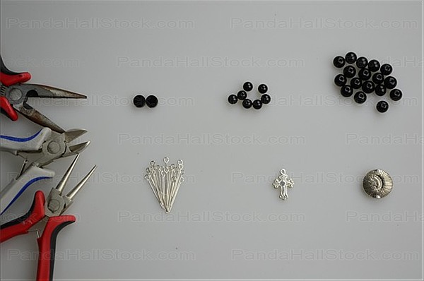 Tools used in necklace making instruction